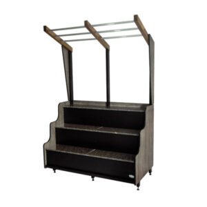 Expositor de linguiça e salmonados. Estrutura com granito, prateleiras resistentes e cabideiros para organização de carnes e defumados.