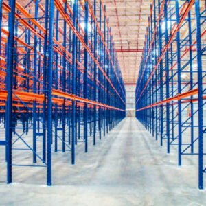 Porta paletes com estrutura robusta para armazenagem de cargas paletizadas, com alta capacidade de carga e modulação ajustável.